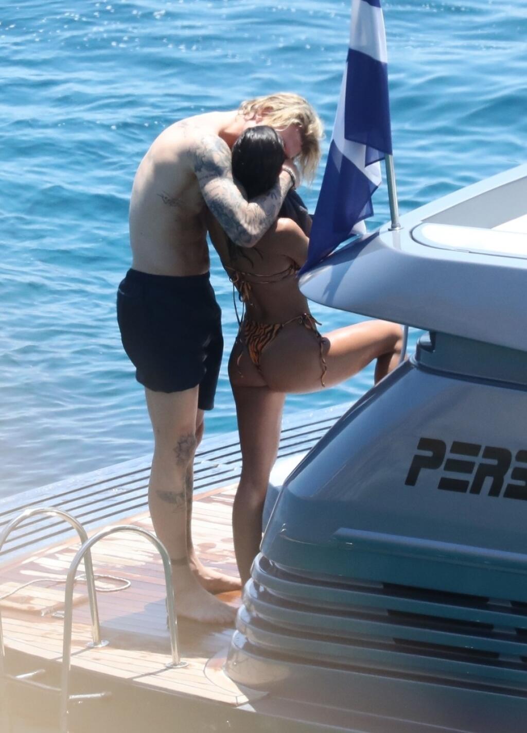 Paparazzi zábery z dovolenky Lorisa Kariusa odhalili, že nemecký brankár už nie je so svojou bývalou priateľkou. Na jachte na ostrove Mykonos si užíval s neznámou brunetkou.