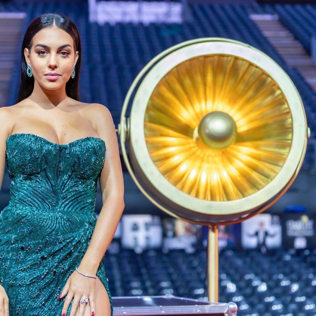 Georgina sa pred pár dňami zúčastnila charitatívneho galavečera v španielskej Marbelle a opäť smerovali všetky objektívy na ňu. Predviedla sa v odvážnych šatách, z ktorých jej takmer vyliezli prsia zo šiat.
