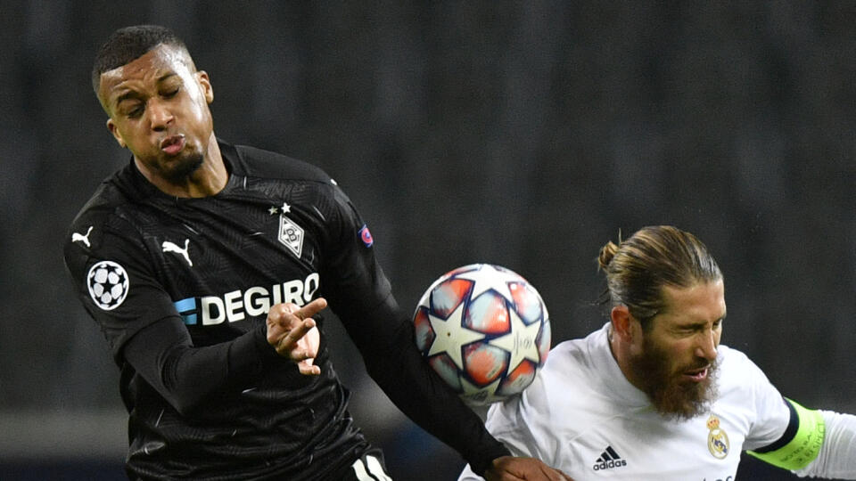 WA 40 Mönchengladbach - Futbalista Realu Madrid Sergio Ramos (vpravo) a hráč Mönchengladbachu Alassane Plea (vľavo) v hlavičkovom súboji bojujú o loptu v zápase 2. kola skupinovej fázy Ligy majstrov Borussia Mönchengladbach - Real Madrid v Mönchengladbachu v utorok 27. októbra 2020. FOTO TASR/AP 


Moenchengladbach's Alassane Plea, left, jumps for the ball with Real Madrid's Sergio Ramos during the Champions League group B soccer match between Borussia Moenchengladbach and Real Madrid at the Bor