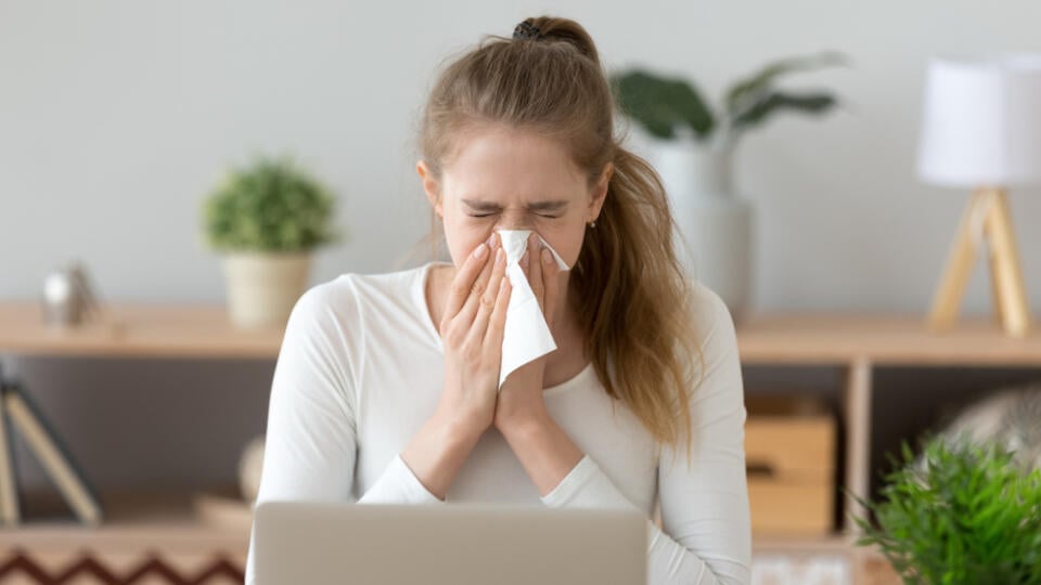 9. Sezónne alergie 
Možno trochu neobvyklým prejavom rakoviny pľúc je možná senná nádcha alebo sezónne alergie. Keď alergik vdychuje peľ a alergény v ovzduší, jeho imunitný systém reaguje tvorbou hlienu, kýchaním, kašľaním, sťaženým dýchaním a nádchou. Tieto príznaky môžu byť tiež spojené s rakovinou pľúc. Ak symptómy sennej nádchy nezmiznú aj po jej liečbe, poraďte sa s lekárom, ktorý bude vedieť určiť, či ide o alergiu alebo rakovinu pľúc.