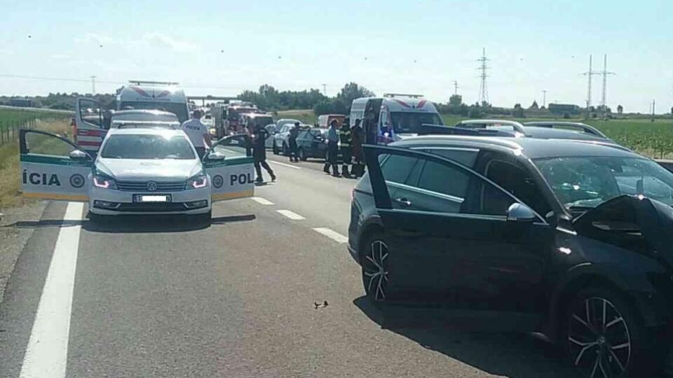 Hasiči momentálne zasahujú pri vážnej dopravnej nehode, ktorá sa stala na rýchlostnej ceste R1 v smere zo Serede do Nitry. Po príchode na miesto udalosti bolo zistené, že došlo k zrážke troch osobných motorových vozidiel. Následkom nehody utrpeli 4 osoby zranenia rôzneho rozsahu.