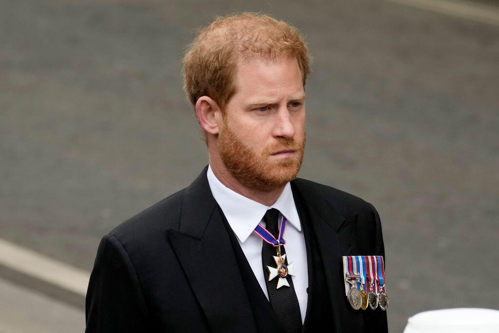 Vojvoda zo Sussexu Harry nemal na pohrebe vojenskú uniformu.