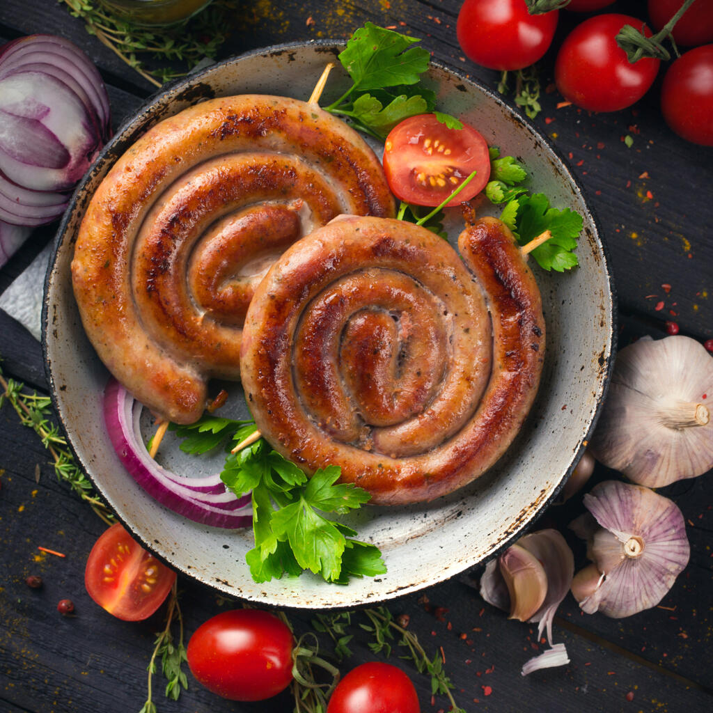 gril - grilovačka - grilovanie - pečená klobása