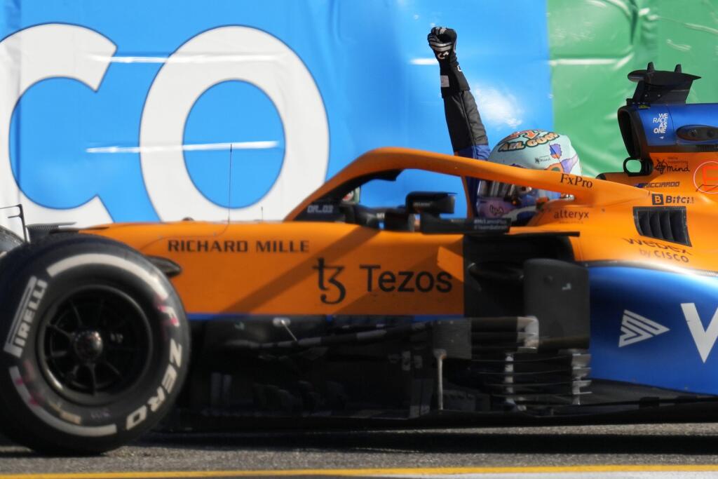 Na snímke austrálsky jazdec F1 Daniel Ricciardo na McLarene sa teší z víťazstva na Veľkej cene Talianska F1 na okruhu v Monze 12. septembra 2021.