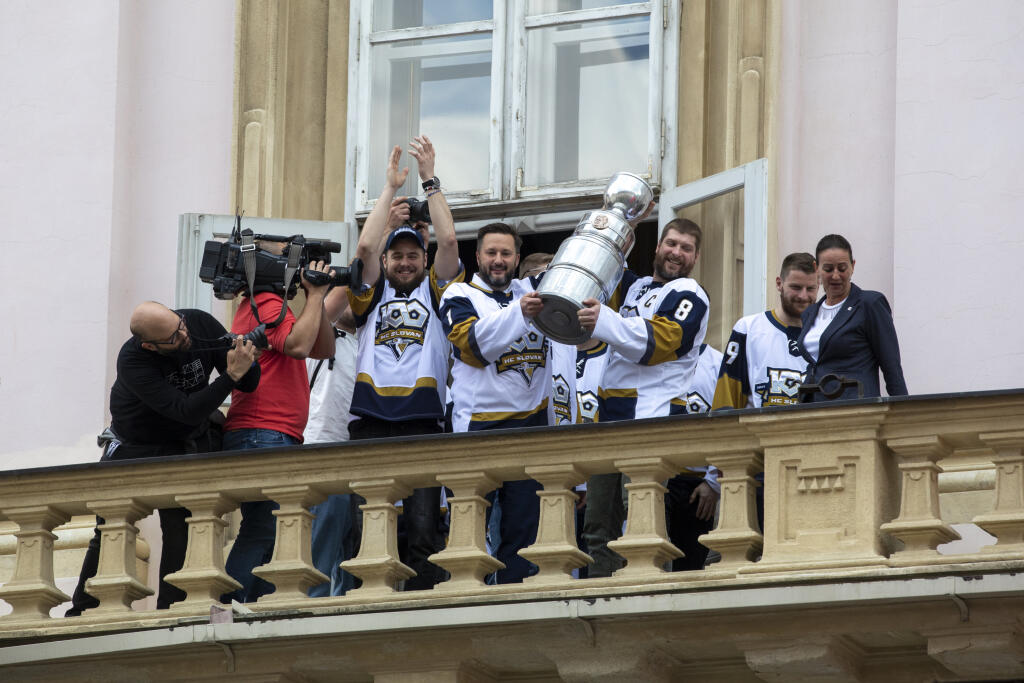 Na snímke oslava hokejistov Slovana Bratislava v centre Bratislavy s fanúšikmi. V centre mesta sa so svojimi miláčikmi tešilo len pár stoviek ich priaznivcov.