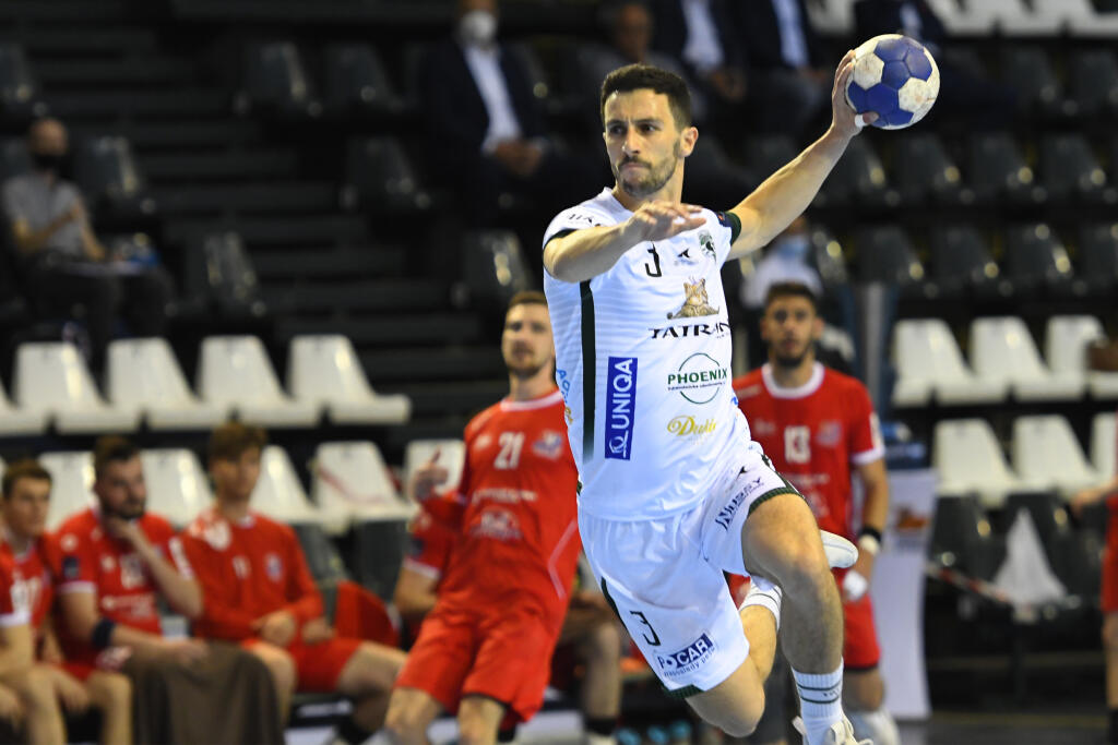Na snímke s loptou Nuno Santos (Tatran Prešov) v treťom zápase finále play off Niké Handball Extraligy mužov v hádzanej Tatran Prešov – MŠK Považská Bystrica.