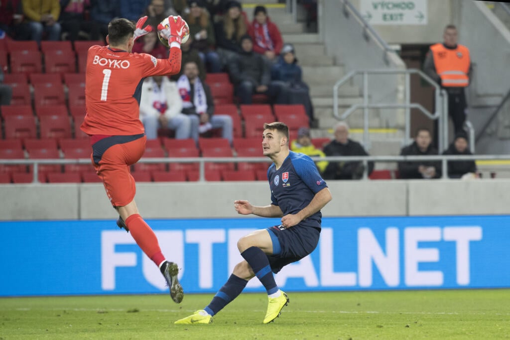 Na snímke vpravo Matúš Bero (Slovensko) a vľavo brankár Denys Bojko (Ukrajina) počas futbalového stretnutia Ligy národov Slovensko - Ukrajina 16. novembra 2018 v Trnave. FOTO TASR - Pavel Neubauer