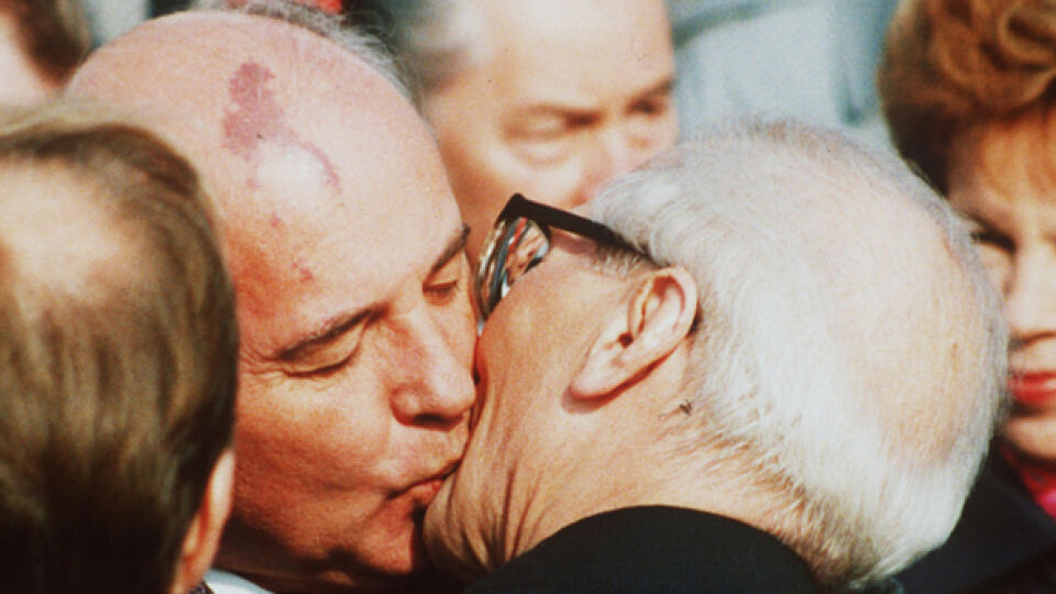 Takýto božtek si voľakedy dali bývalý prezident Sovietskeho zväzu (ZSSR) Michail Gorbačov a vodca komunistického východného Nemecka (NDR) Erich Honecker