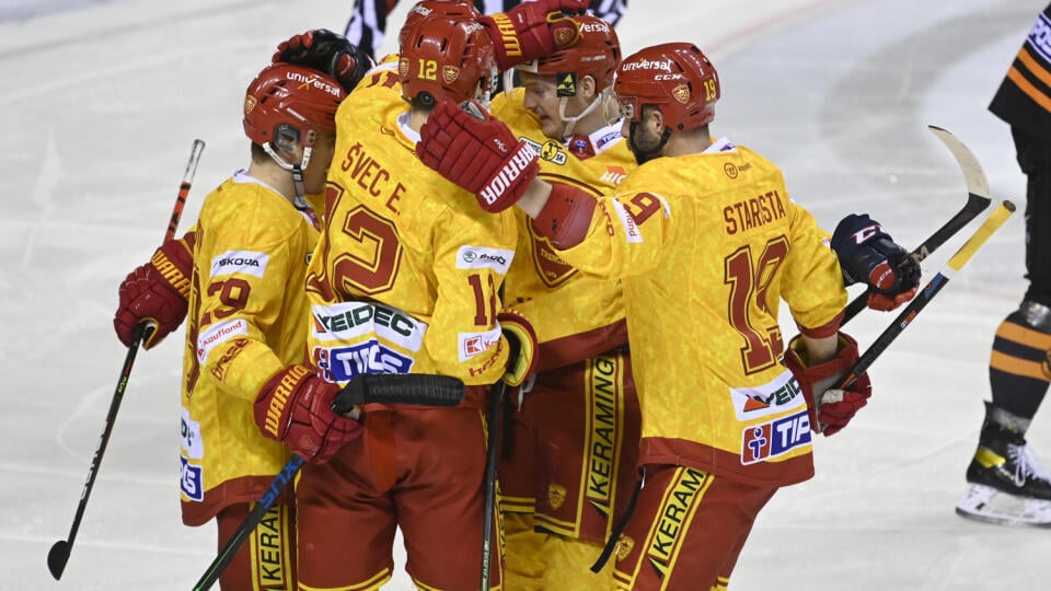 Hráči HK DUKLA Trenčín oslavujú gól v dohrávke 8. kola Tipos extraligy v hokeji HK Dukla Trenčín - HC Košice v Trenčíne 26. januára 2021. FOTO TASR - Radovan Stoklasa