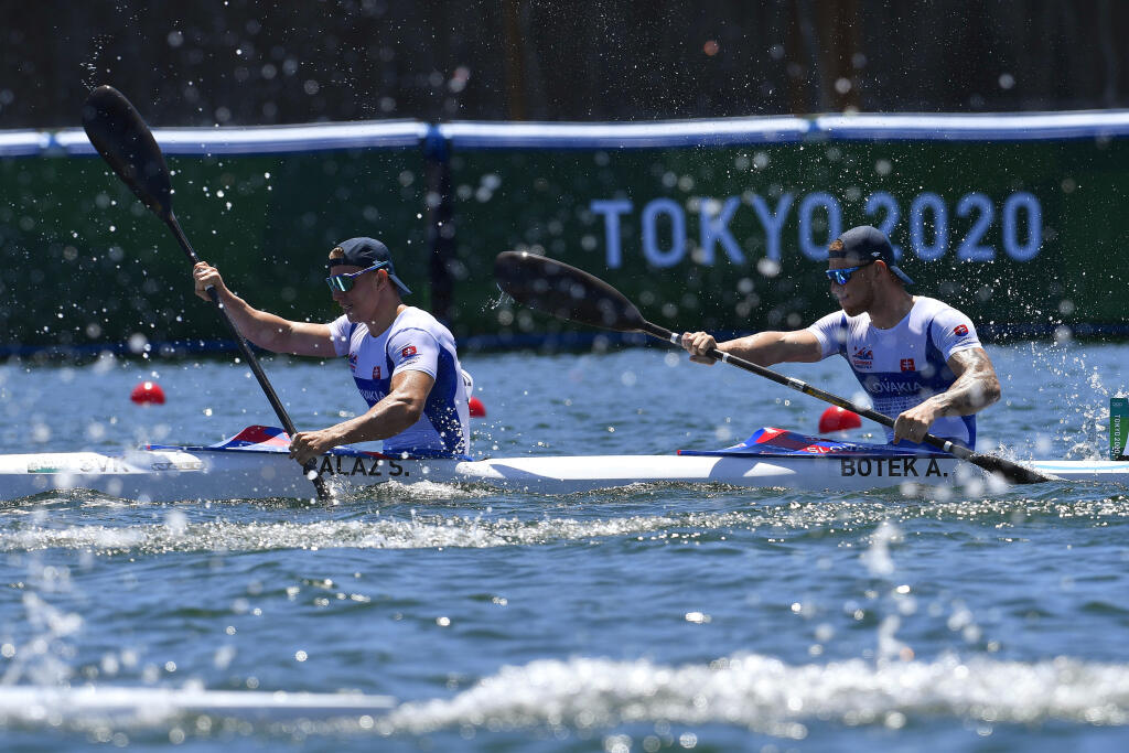 Na snímke slovenský dvojkajak v zložení Samuel Baláž, Adam Botek postúpil na OH 2020 v Tokiu do štvrťfinále K2 na 1000 m. V úvodnej rozjazde finišoval tretí počas XXXII. letných olympijských hier 2020 v Tokiu 4. augusta 2021. FOTO TASR - Michal Svítok
