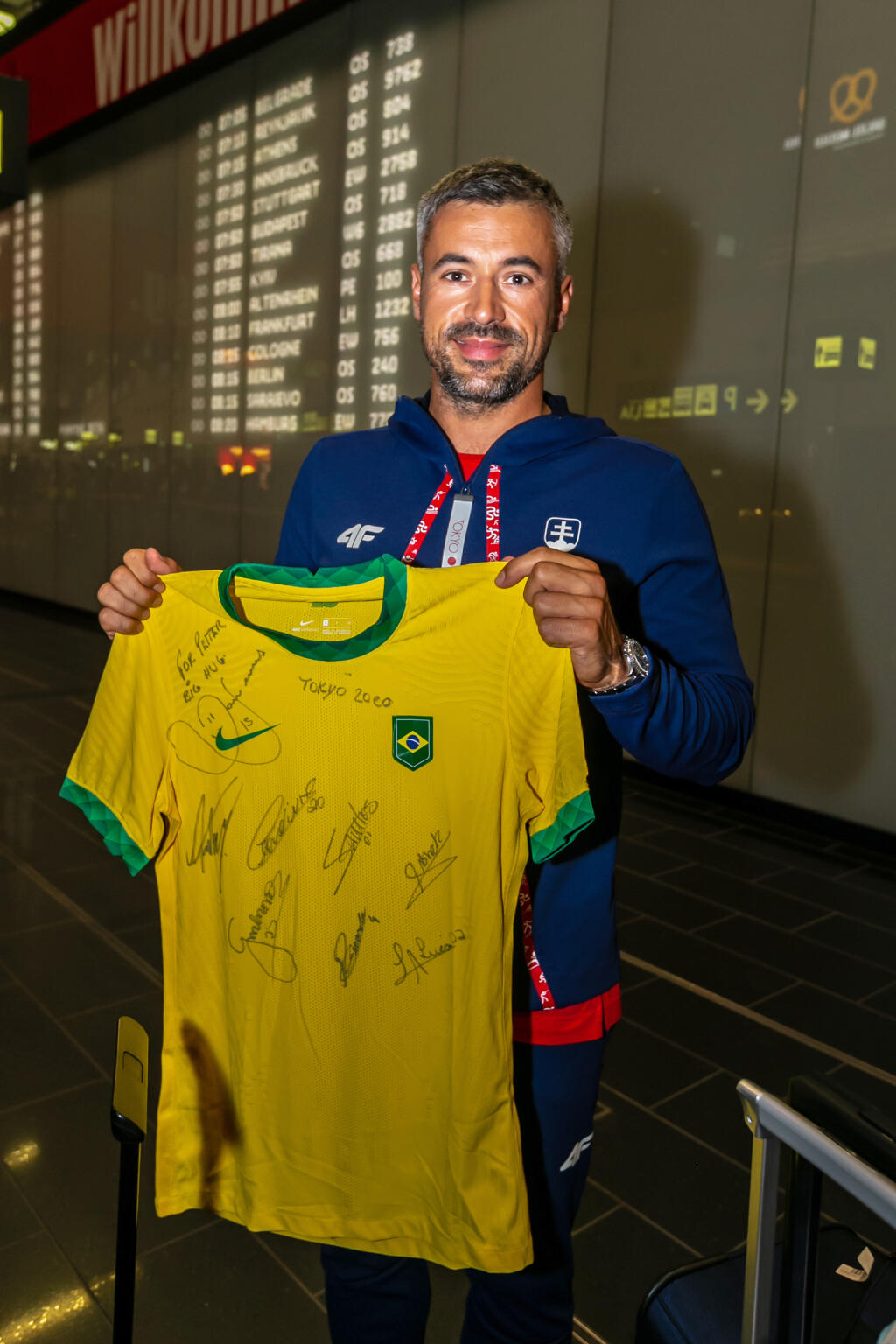 Likér sedel v lietadle vedľa Daniho Alvesa, ktorý mu podaroval dres s podpismi brazílskych futbalistov a venovaním.