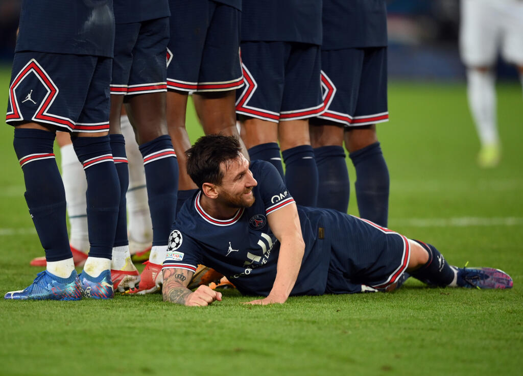 Lionel Messi si proti Manchestru City ľahol do múru pri priamom kope súpera. Pre mnohých najlepší futbalista na svete sa tak ocitol v netradičnej pozícii.