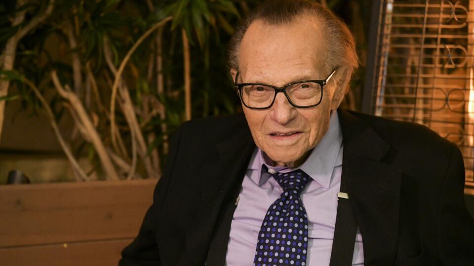 Larry King je v nemocnici v Los Angeles pre koronu.