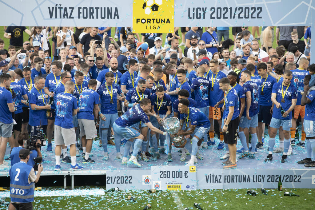 Na snímke futbalisti Slovana Bratislava , ktorý oslavujú zisk 4. titulu Fortuna ligy za sebou.