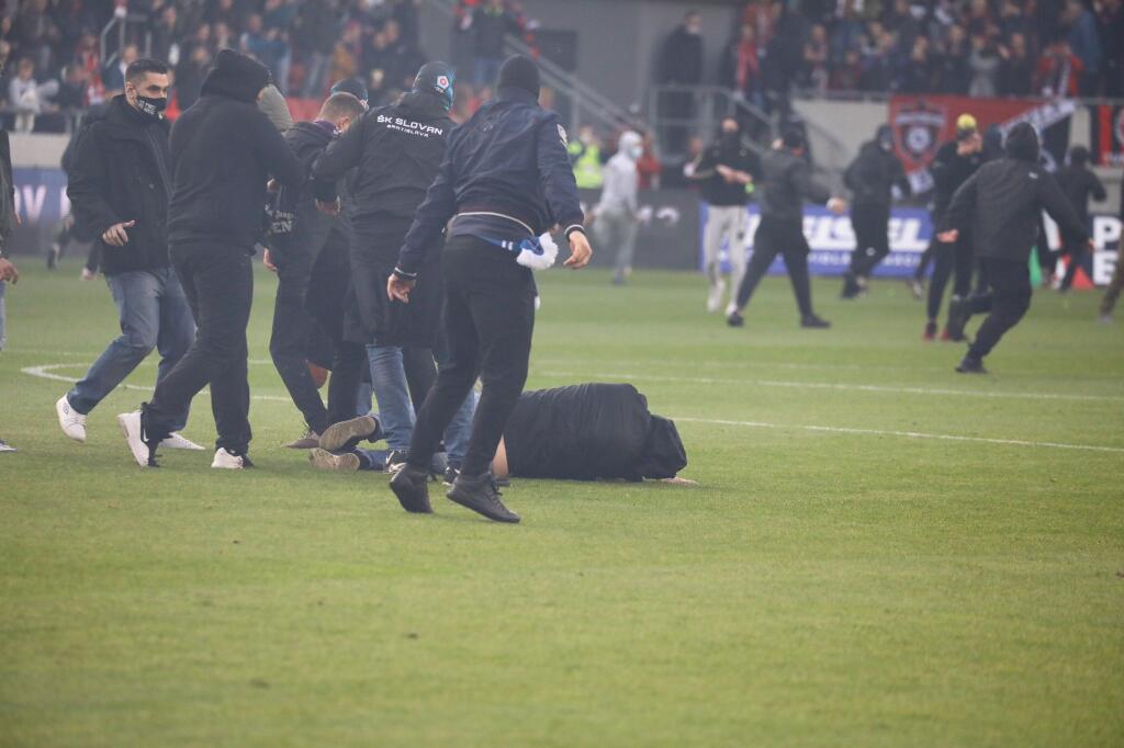Derby Trnavy so Slovanom predčasne ukončili po tom, ako ihrisko zaplavili chuligáni, ktorí sa bili hlava-nehlava.