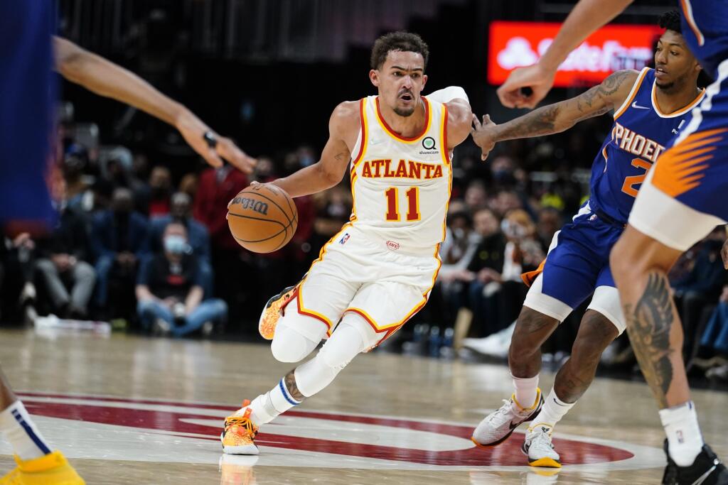 JB 31 Atlanta - Hráč Atlanty Hawks Trae Young (11) dribluje s loptou cez Elfrida Paytona z Phoenixu Suns v basketbalovom zápase zámorskej NBA v Atlante 3. februára 2022. FOTO TASR/AP
Atlanta Hawks guard Trae Young (11) drives past Phoenix Suns guard Elfrid Payton (2) during the second half of an NBA basketball game Thursday, Feb. 3, 2022, in Atlanta. (AP Photo/John Bazemore)