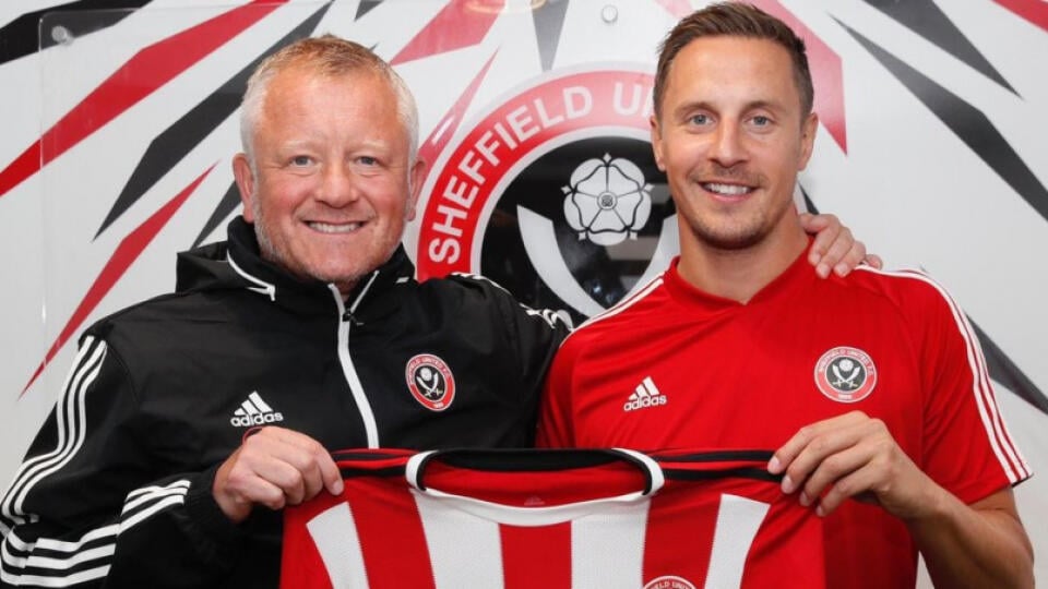 Bývalý anglický futbalový reprezentant Phil Jagielka sa po dvanástich rokoch vrátil do Sheffieldu United. S klubom, v ktorom odštartoval profesionálnu kariéru, podpísal zmluvu na rok a pokúsi sa s tímom udržať v najvyššej súťaži.