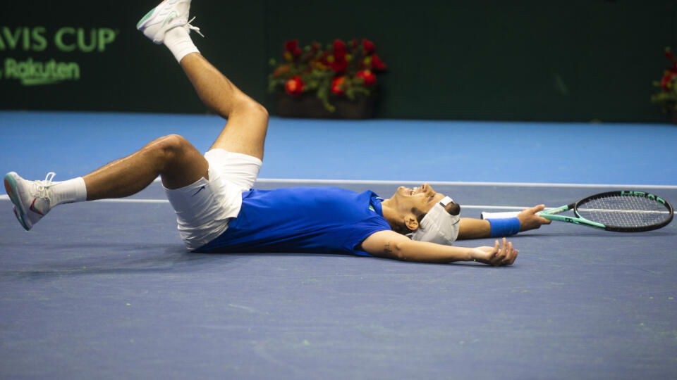 Lorenzo Musetti (Taliansko) oslavuje víťazstvo v stretnutí proti Norbertovi Gombosovi (Slovensko) v kvalifikačnom dueli Slovensko - Taliansko o postup na finálový turnaj Davisovho pohára.