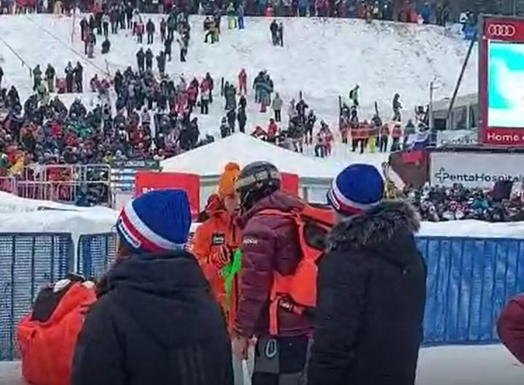 Po pretekoch Petra čoci vysvetľovala bratovi Boprisovi a hádzala pri tom palicou.