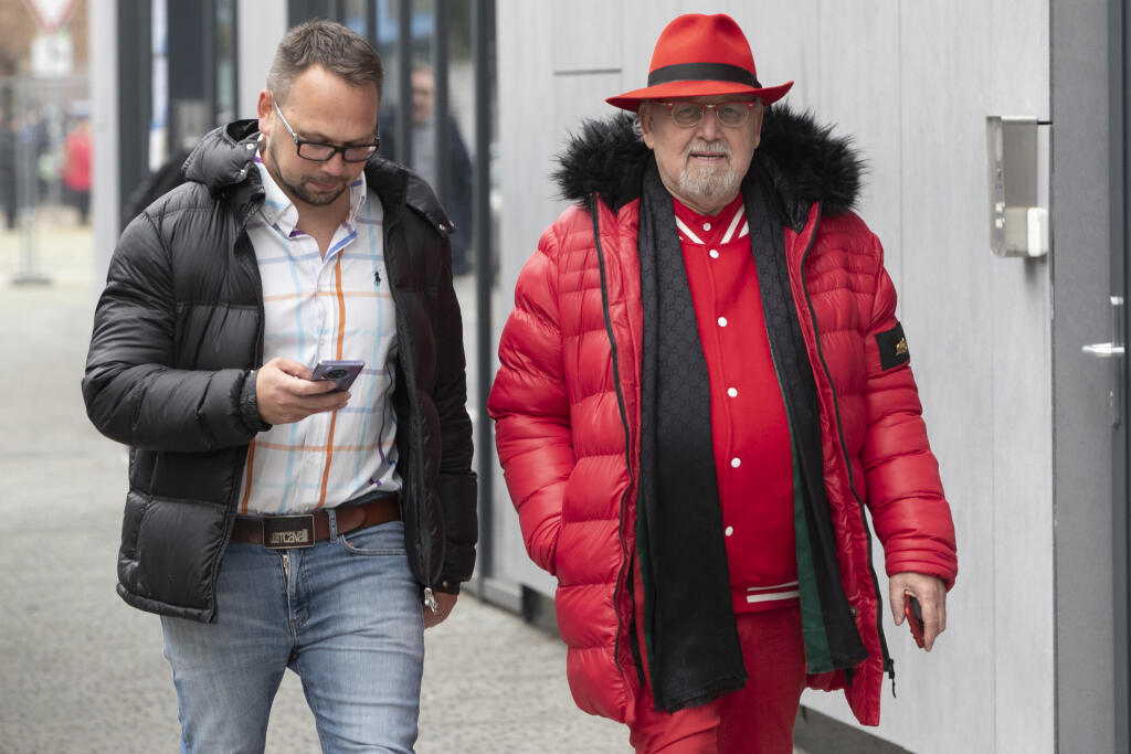 Prišiel vždy extravagantný obchodník Jozef Oklamčák.