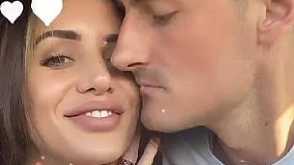 Vzťah nemeckého tenistu a silikónovej kráľovnej sa prevalil na sociálnej sieti Instagram. Tomič totiž pridal fotografiu, na ktorej nežne bozkáva Vanessu na krk.