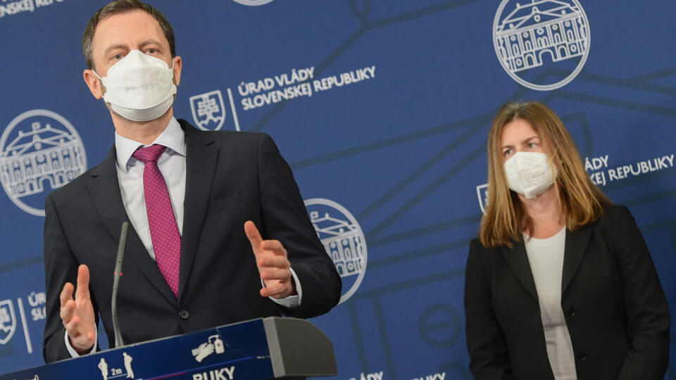 Na snímke vľavo premiér SR Eduard Heger (OĽaNO) a vpravo ministerka kultúry SR Natália Milanová (OĽaNO) počas tlačovej konferencie 13. januára 2022 v Bratislave. FOTO TASR - Martin Baumann