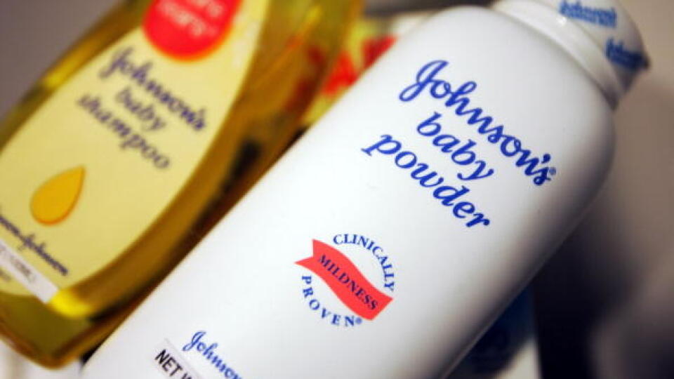Pravidelné používanie detského púdra spoločnosti Johnson &amp; Johnson môže spôsobiť rakovinu, potvrdil súd.