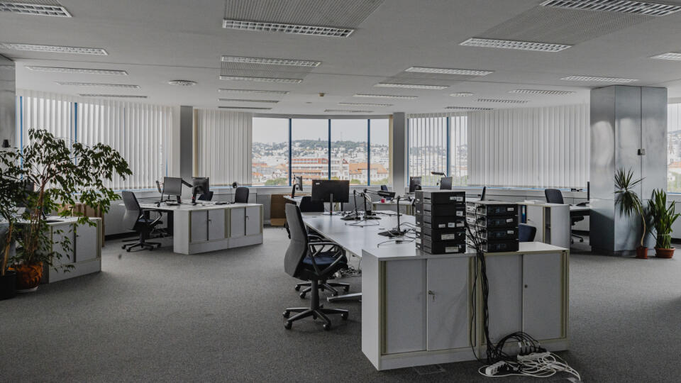 Na snímke upravené kancelárske priestory Všeobecnej úverovej banky, slúžiace na Smart work prácu počas pandémie Covid19.