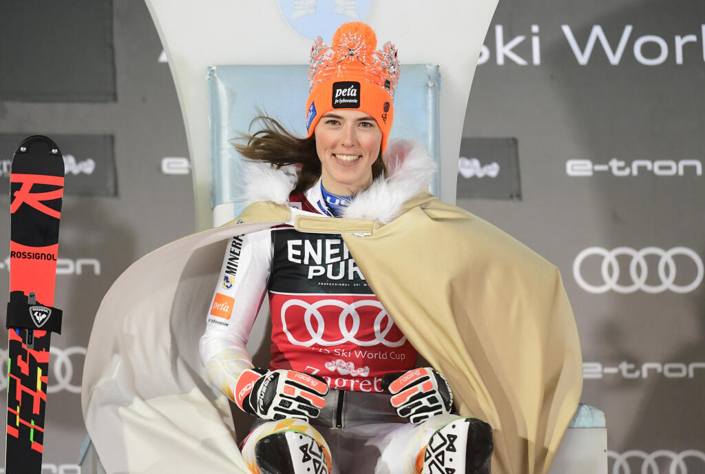 Slovenská lyžiarka Petra Vlhová s korunkou Snehovej kráľovnej sa usmieva na pódiu po triumfe v utorkovom slalome Svetového pohára alpských lyžiarok v Záhrebe.