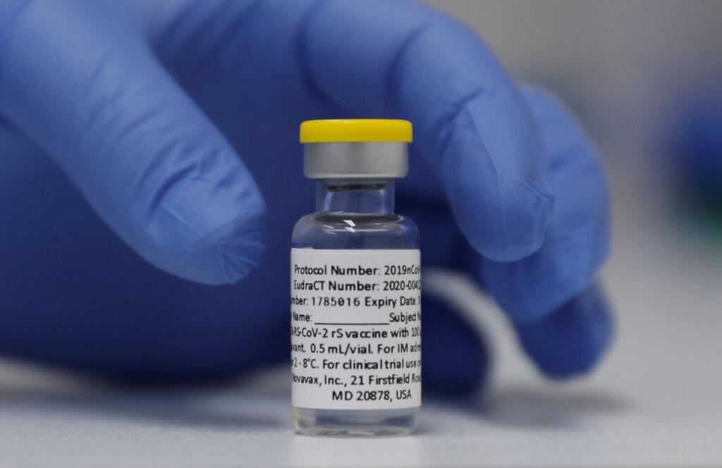 Na archívnej snímke zo 7. októbra 2020 ampulka s vakcínou proti ochoreniu COVID-19 od americkej farmaceutickej spoločnosti Novavax počas tretej fázy klinických testov v Londýne.