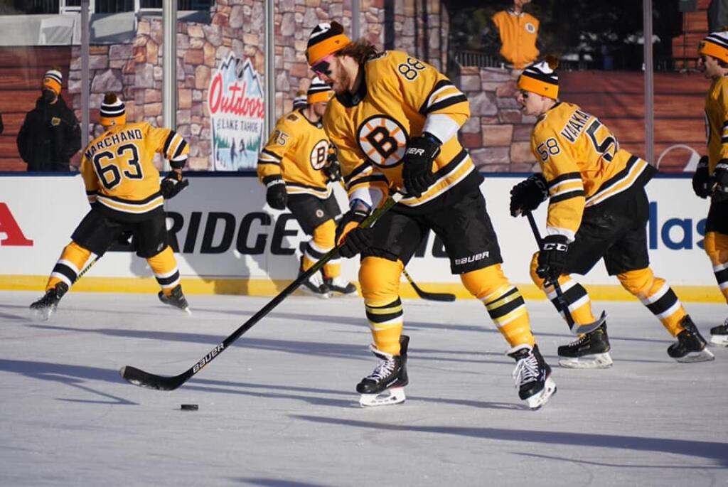 Hokejsiti Bostonu nastúpili v týchto retro dresoch.