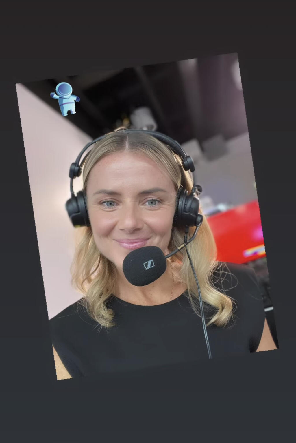 Treba prizvukovať, že jej to pred kamerou s mikrofónom v ruke náramne pristane.