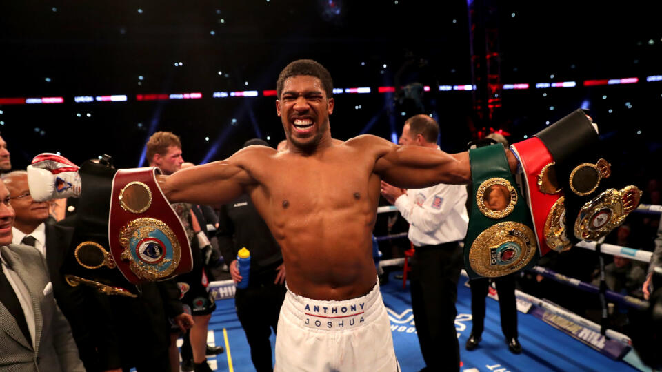 Anthony Joshua má na prostredníku ľavej ruky tetovanie.