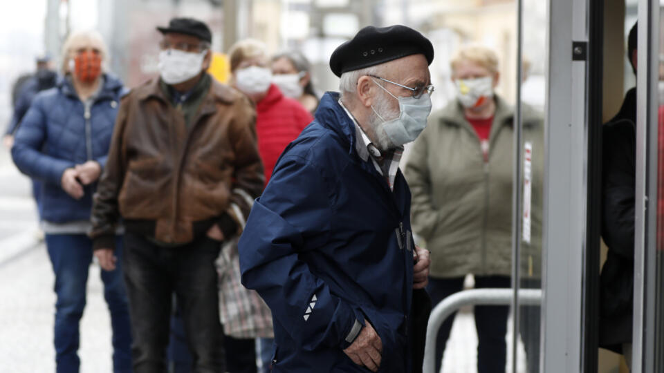 WA 19 Praha - Seniori prichádzajú na nákup do potravín v Prahe vo štvrtok 19. marca 2020. Obchody s potravinami, drogérie a pošty v Česku budú najnovšie vyhradené pre ľudí nad 65 rokov od 07.00 h do 09.00 h ráno. Česká vláda zmenila svoje nariadenie z utorka, podľa ktorého mali dôchodcovia pôvodne nakupovať medzi 10.00 h a 12.00 h. Opatrenie má chrániť seniorov pred nákazou novým koronavírusom.
FOTO TASR/AP
An elderly man enters a grocery store in Prague, Czech Republic, Thursday, March 19, 20