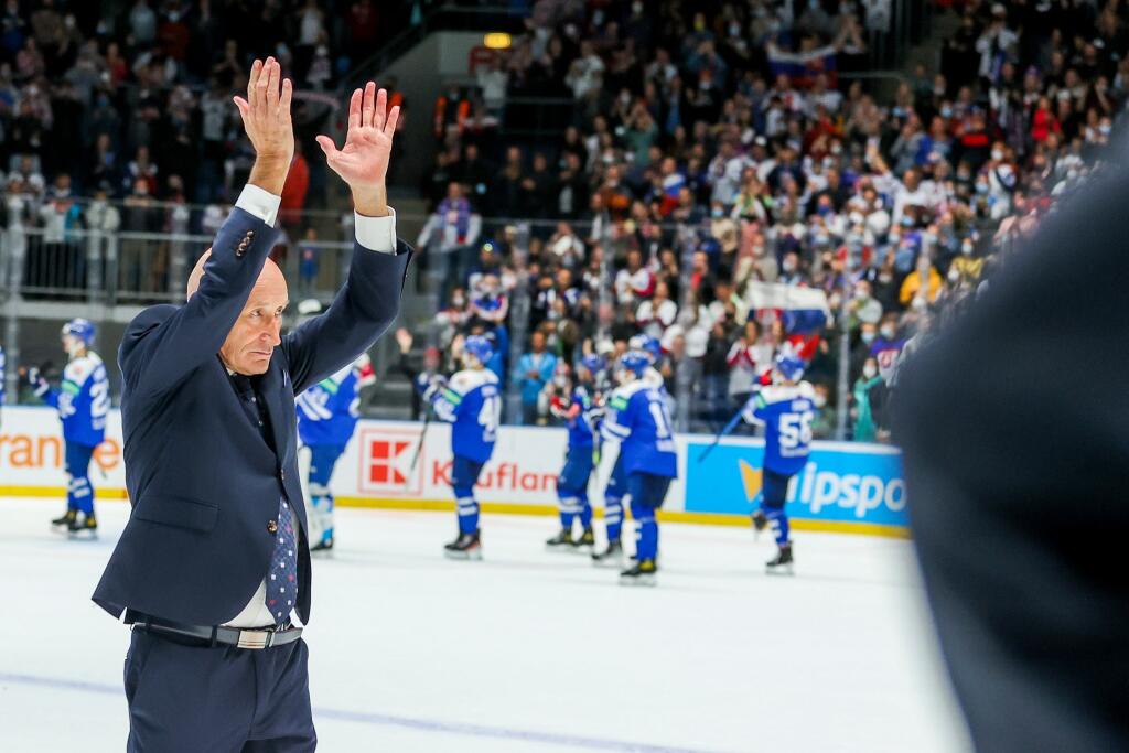 Craig Ramsay neskrýval z postupu svoje dojatie a inokedy chladný kanadský tréner sa usmieval od ucha k uchu a ďakoval fanúšikom.