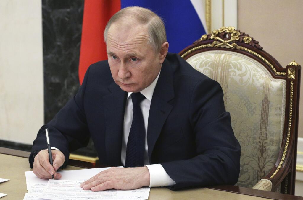 KK41 Moskva - Na snímke ruský prezident Vladimir Putin počas videokonferencie s ministrami o krokoch na zmiernenie následkov sankcií Západu 10. marca 2022 v Moskve. FOTO TASR/AP

Russian President Vladimir Putin chairs a meeting with members of the government via teleconference in Moscow, Thursday, March 10, 2022. (Mikhail Klimentyev, Sputnik, Kremlin Pool Photo via AP)
