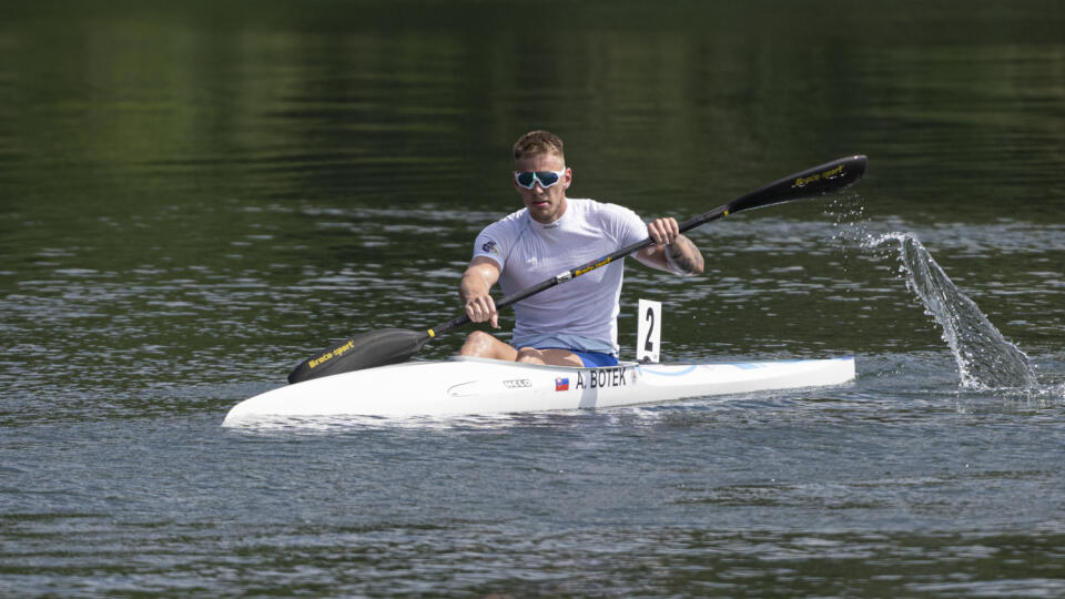 Na snímke Adam Botek (ŠKP Bratislava) v kategórii K1 počas kontrolných pretekov v rýchlostnej kanoistike 29. júla 2020 v bratislavskom športovom areáli Zemník. FOTO TASR - Pavel Neubauer