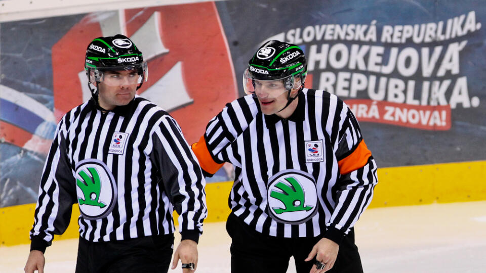 Na snimke rozhodca Vladimir Baluska pocas druheho vzajomneho zapasu Euro Hockey Challenge 2015, ktory je zaverecnou pripravou nasho timu na nadchadzajuce Majstrovstva sveta v ladovom hokeji.