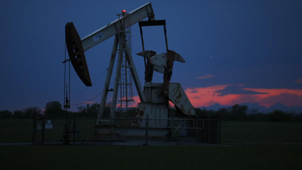 WA 8 Oklahoma - Ropné pole počas búrky v americkom meste Oklahoma 21. apríla 2020. Ceny ropy pokračovali v utorok v páde. Ropný trh výrazne zasiahol počas koronavírusovej pandémie prudký pokles dopytu, nadmerná ponuka a rýchle plnenie zásobníkov. FOTO TASR/AP
A pumpjack is pictured as a storm moves in Tuesday, April 21, 2020, in Oklahoma City. Oil prices continue to drop, because very few people are flying or driving, and factories have shut amid widespread stay-at-home orders due to the coron