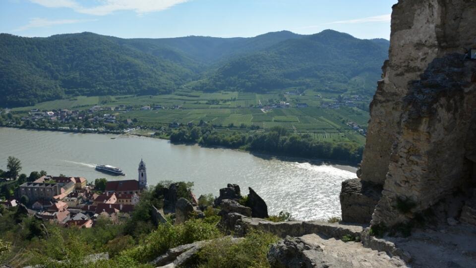 Hrad Kuenringerburg sa vypína nad Dunajom.