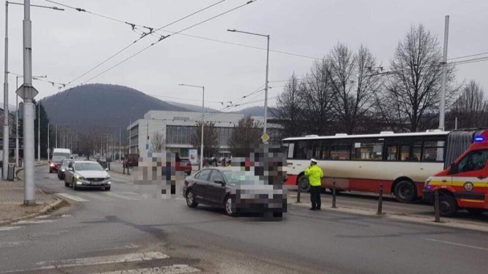 AKTUÁLNE! TRI ZRAZENÉ OSOBY PRIAMO NA PRIECHODE PRE CHODCOV V BANSKEJ BYSTRICI