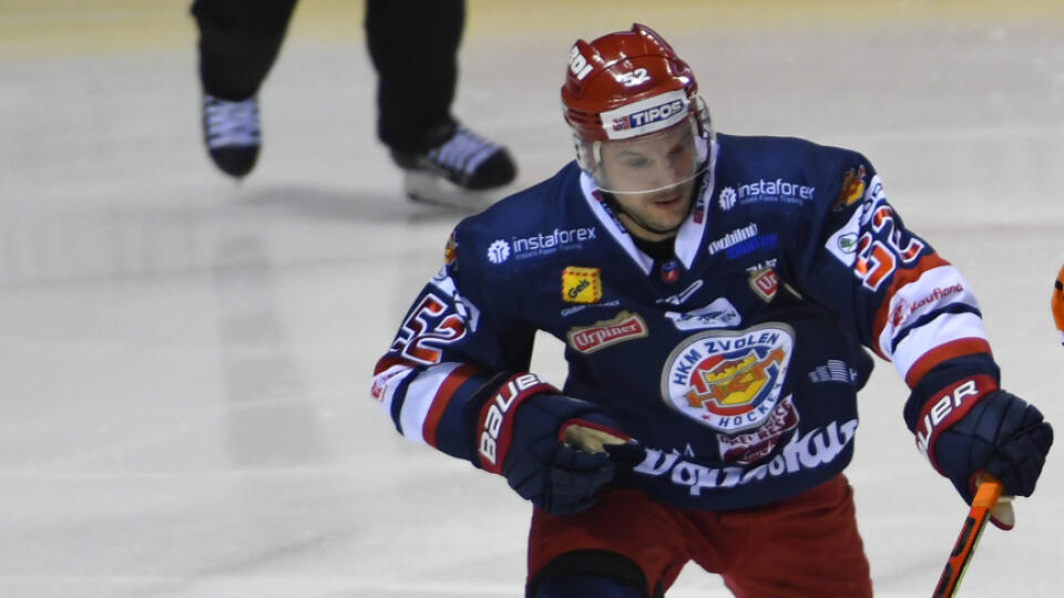 Na snímke situácia pred gólom na 2:0, vpravo Pavel Klhůfek (HC Košice), vľavo Miko Nuutinen (HKM Zvolen) v zápase 12. kola hokejovej Tipsport Extraligy HC Košice - HKM Zvolen v Košiciach v piatok 13. novembra 2019. FOTO TASR – Milan Kapusta