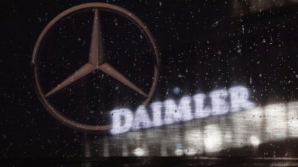 WA 17 archív Stuttgart - Na archívnej snímke z 11. februára 2020 logo nemeckej automobilky Daimler, v pozadí je logo Mercedesu-Benz. Nemecká automobilka Daimler vykázala za 2. štvrťrok 2020 stratu. Dôvodom bol slabý odbyt po zatvorení autosalónov v dôsledku pandémie nového koronavírusu.FOTO TASR/DPA

ARCHIV - 11.02.2020, Baden-Württemberg, Stuttgart: Das Logo der Daimler-AG ist an der Konzernzentrale zu sehen, im Vordergrund ist ein Mercedes-Stern auf einer Flagge abgebildet, die voller Regentro