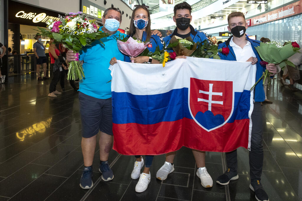 Rehák-Štefečekovú čakali na letisku aj ďalší členovia streleckého zoskupenia.