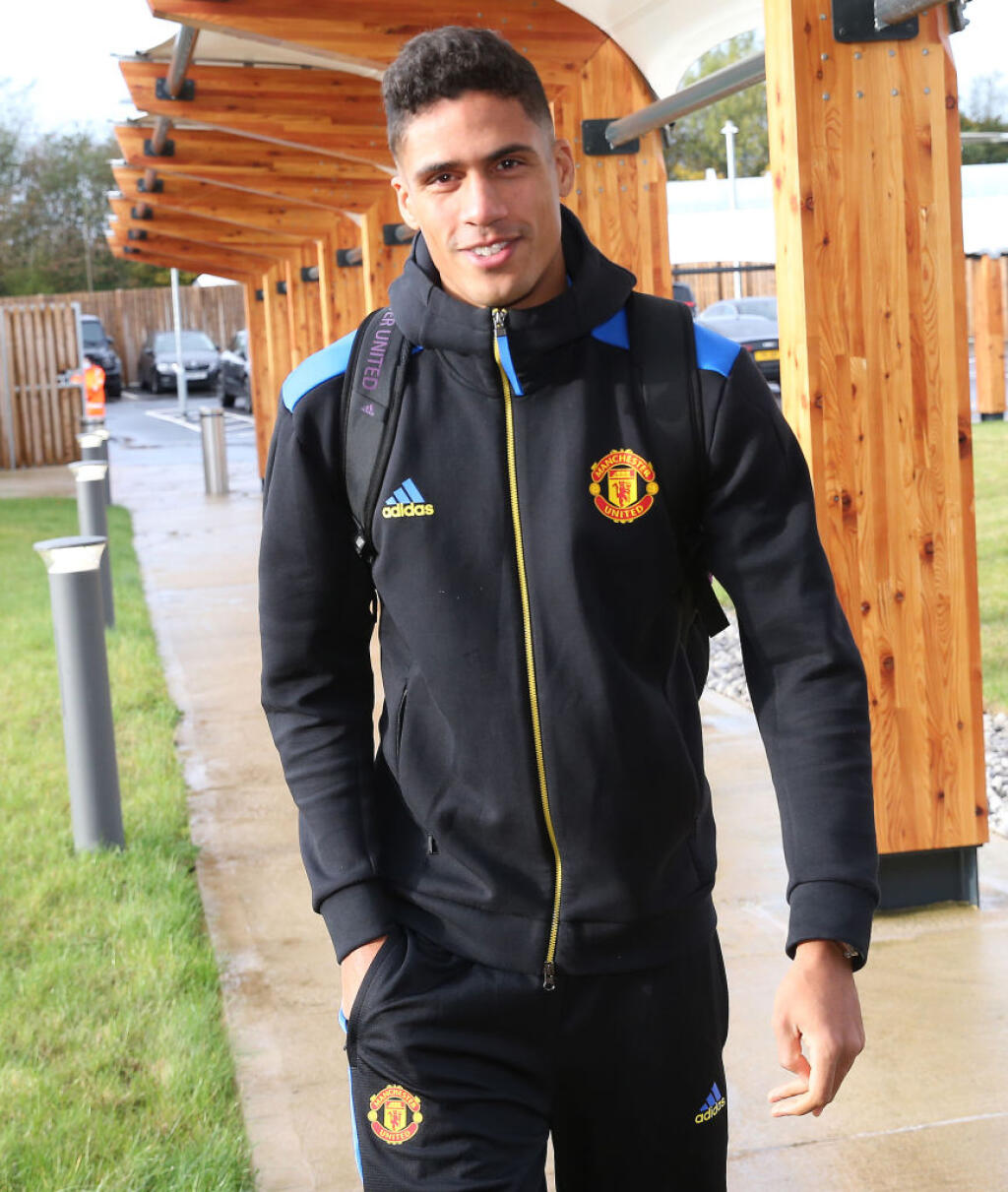 Raphael Varane na manchesterskom letisku pred odletom na duel Ligy majstrov.