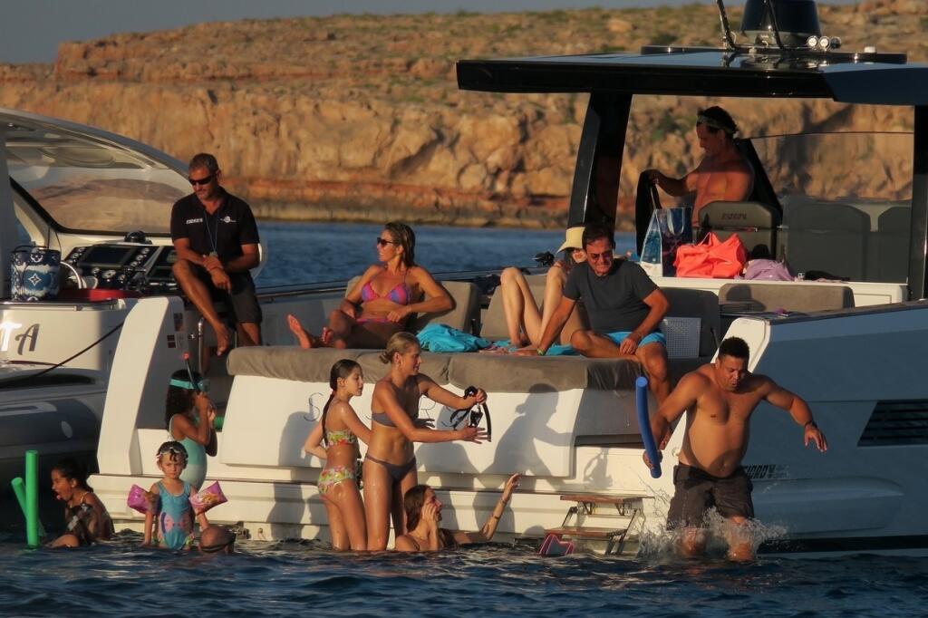 Ronaldo sa na luxusnej lodi vyzliekol a ukázal svoju nefutbalovú postavu.