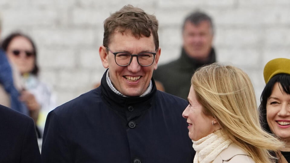 WA 97 archív Tallinn - Na archívnej snímke z 2. mája 2023 estónska premiérka Kaja Kallasová a estónky minister pre klímu Kristen Michal sa usmievajú pred príchodm švédskeho kráľa Karola XVI. Gustáva a švédskej kráľovnej Silvie v Tallinne. Estónska reformná strana (RE) premiérky Kaje Kallasovej v sobotu 29. júna 2024 nominovala ministra pre klímu Kristena Michala, ktorý Kallasovú nahradí v prípade jej vymenovania do funkcie šéfky zahraničnej politiky Európskej únie. FOTO TASR/AP
FILE - Estonia