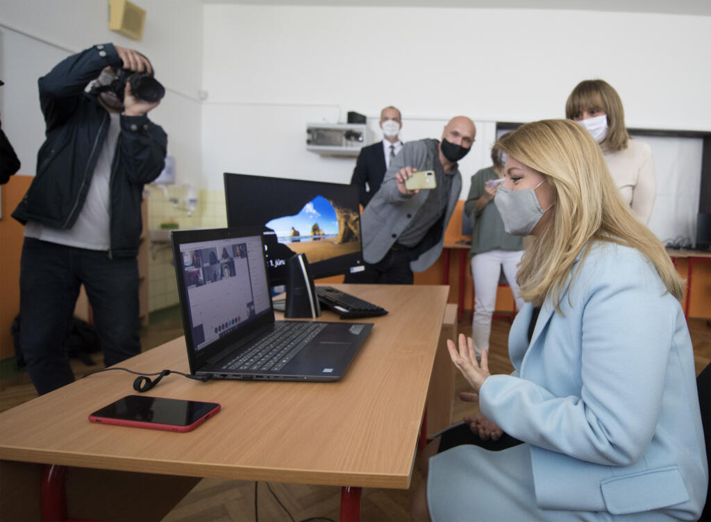 V pondelok 1. júna 2020 sa opätovne otvorili brány materských a základných škôl. Do základných škôl sa vrátili žiaci, ktorí navštevujú prvý až piaty ročník. Školy a škôlky boli od marca zatvorené, dôvodom boli opatrenia, ktoré mali zabrániť šíreniu nového koronavírusu. Na snímke prezidentka Zuzana Čaputová počas online vyučovania v rámci navštevy Základnej školy v obci Lozorno, okres Malacky v pondelok 1. júna 2020. Pri príležitosti Medzinárodného dňa detí sa prezidentka SR stretla so žiakmi 1.
