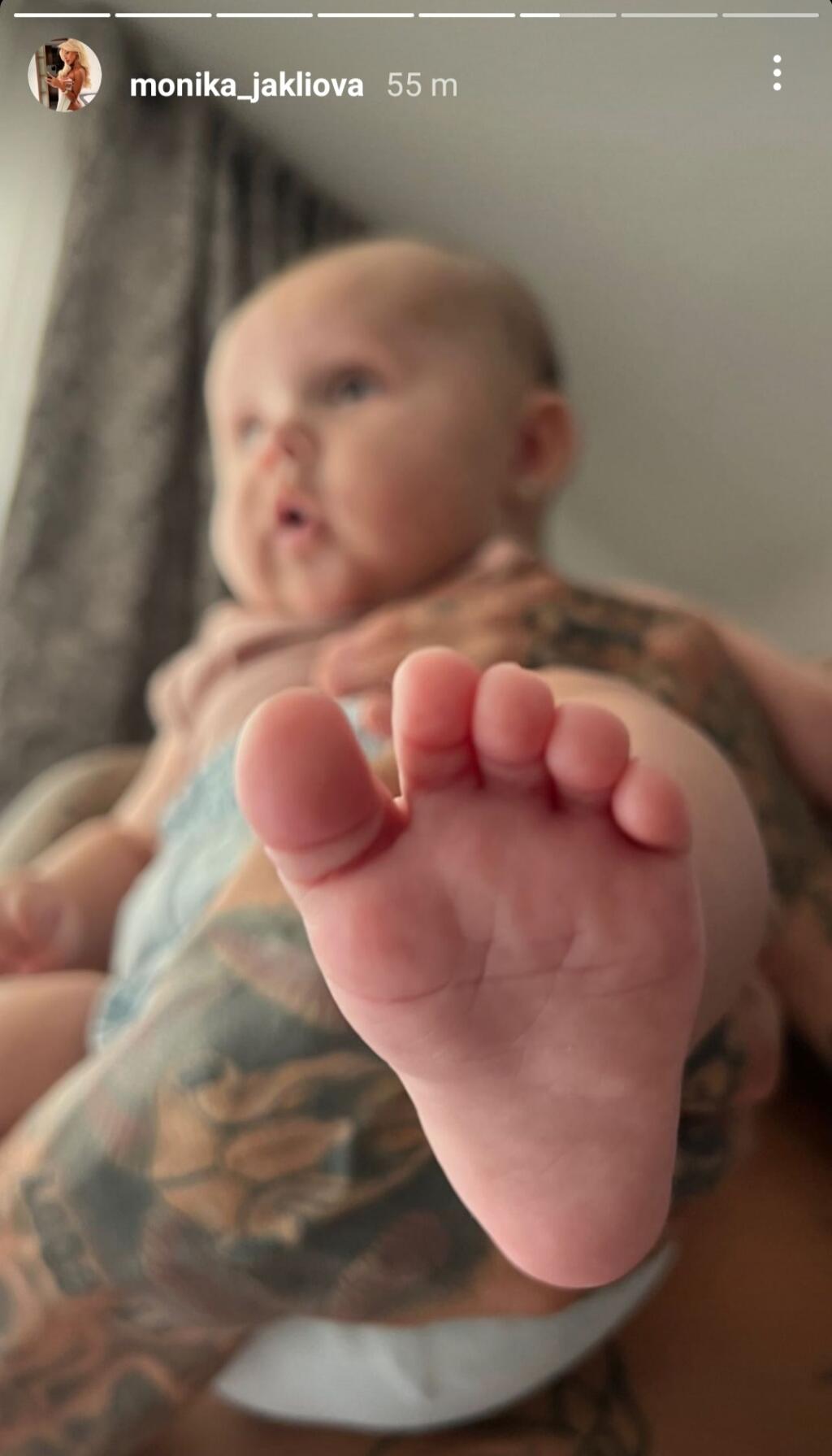 Najprv tváričku malej Zory ukázala Monika Jákliová na svojom Instagrame. Hoci je to rozmazaná fotka, je ju jasne vidno. Na koho sa podľa vás podobá viac?