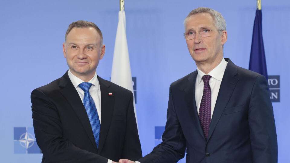 JB 29 Brusel - Generálny tajomník NATO Jens Stoltenberg (vpravo) si podáva ruku s poľským prezidentom Andrzejom Dudom počas ich stretnutia v rámci schôdzky ministrov obrany NATO v sídle NATO v Bruseli 15. februára 2023. FOTO TASR/AP
Poland's President Andrzej Duda, left, is greeted by NATO Secretary General Jens Stoltenberg as they meet on the sidelines of a NATO defense ministers meeting at NATO headquarters in Brussels, Wednesday, Feb. 15, 2023. (AP Photo/Olivier Matthys, Pool)